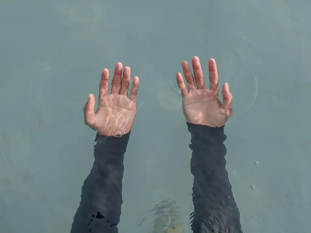 Hände die unter Wasser sind