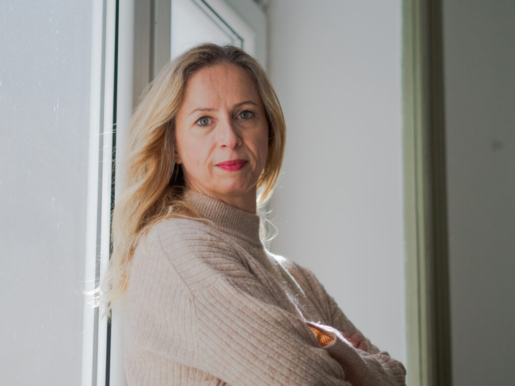 Martina Hums-Winter beim Fenster